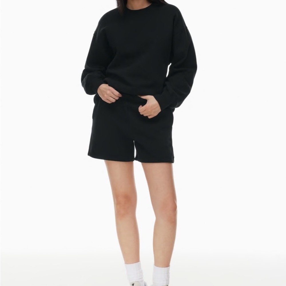Aritzia Sweatfleece COZY FLEECE MEGA MID-THIGH SWEATSHORT in Size M, BLACK
